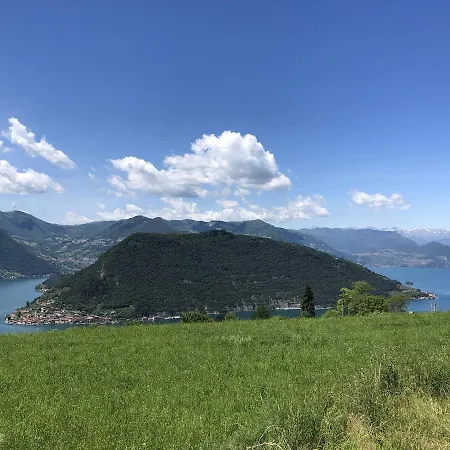 Punta D'oro With Garden, Parking Place And Access At 300 M Iseo