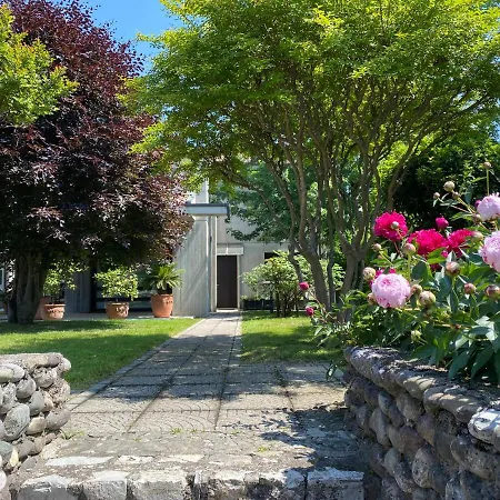 Punta D'oro With Garden, Parking Place And Access At 300 M Apartment Iseo