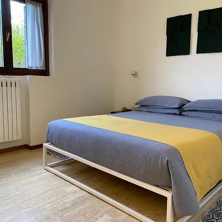 Punta D'oro With Garden, Parking Place And Access At 300 M Apartment Iseo