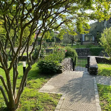 Punta D'oro With Garden, Parking Place And Access At 300 M Iseo